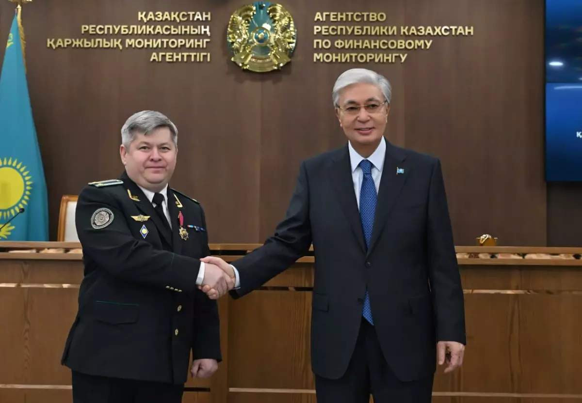 Тоқаев Қаржылық мониторинг агенттігінің бір топ қызметкерін марапаттады