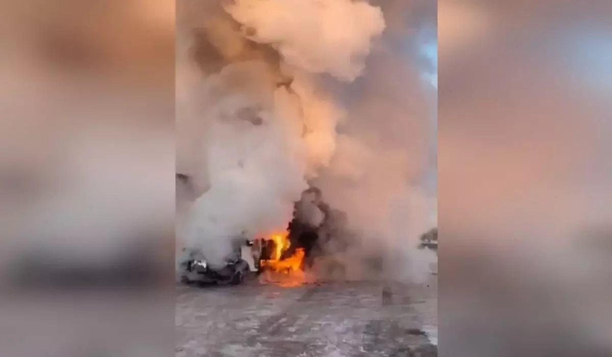 Огонь с горящего авто перекинулся на заправку в Актобе (ВИДЕО)