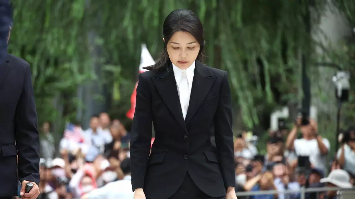 Оңтүстік Кореяның бұрынғы бірінші ханымы қымбат сыйлықтар алғаны үшін бас бостандығынан айырылды