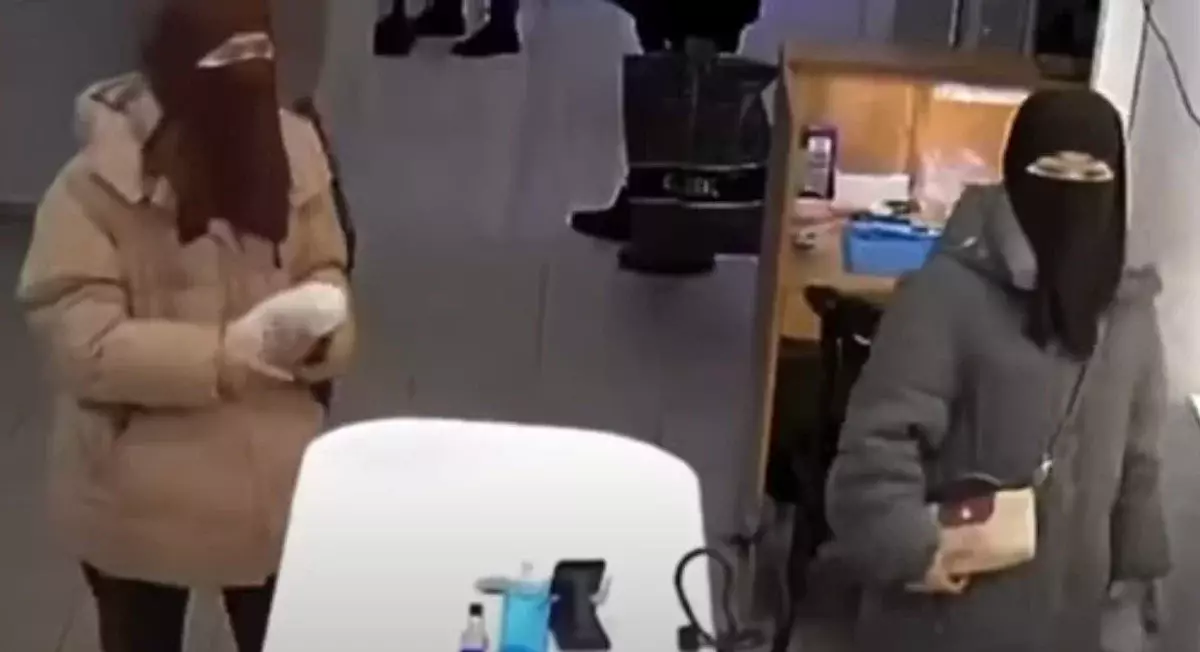 Ақтөбеде хиджаб киген 2 қыз дүкен сөресінен бірнеше смартфонды ұрлап кетті (ВИДЕО)