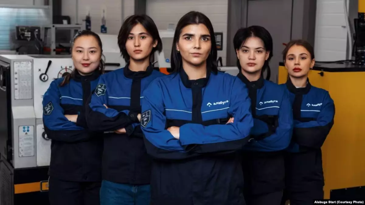 «Ты нужен России». Почему закрытый колледж в Татарстане ищет девушек в Казахстане