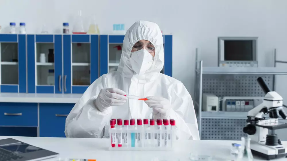 Смертельный вирус Нипах: врачи объяснили, как избежать заражения во время поездок