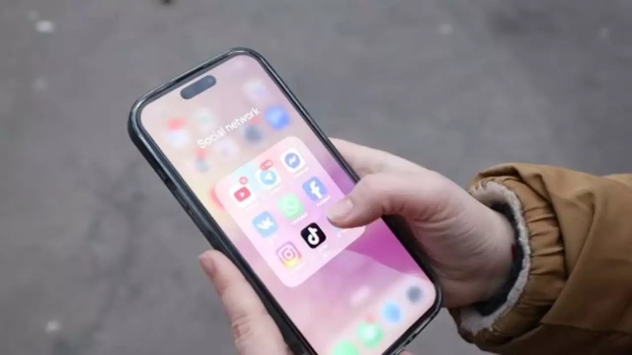 Мировой опыт: как страны защищают детей от киберугроз