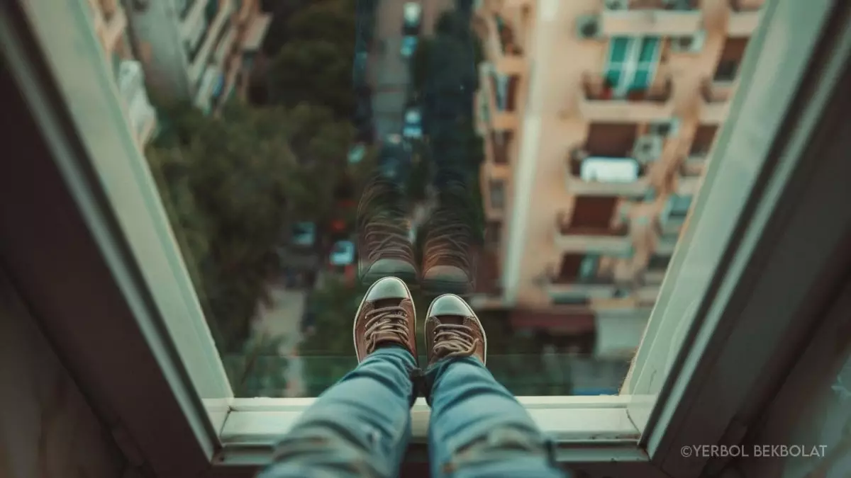 Алматыда 16 жастағы жасөспірім көпқабатты үйдің шатырынан құлап қаза тапты