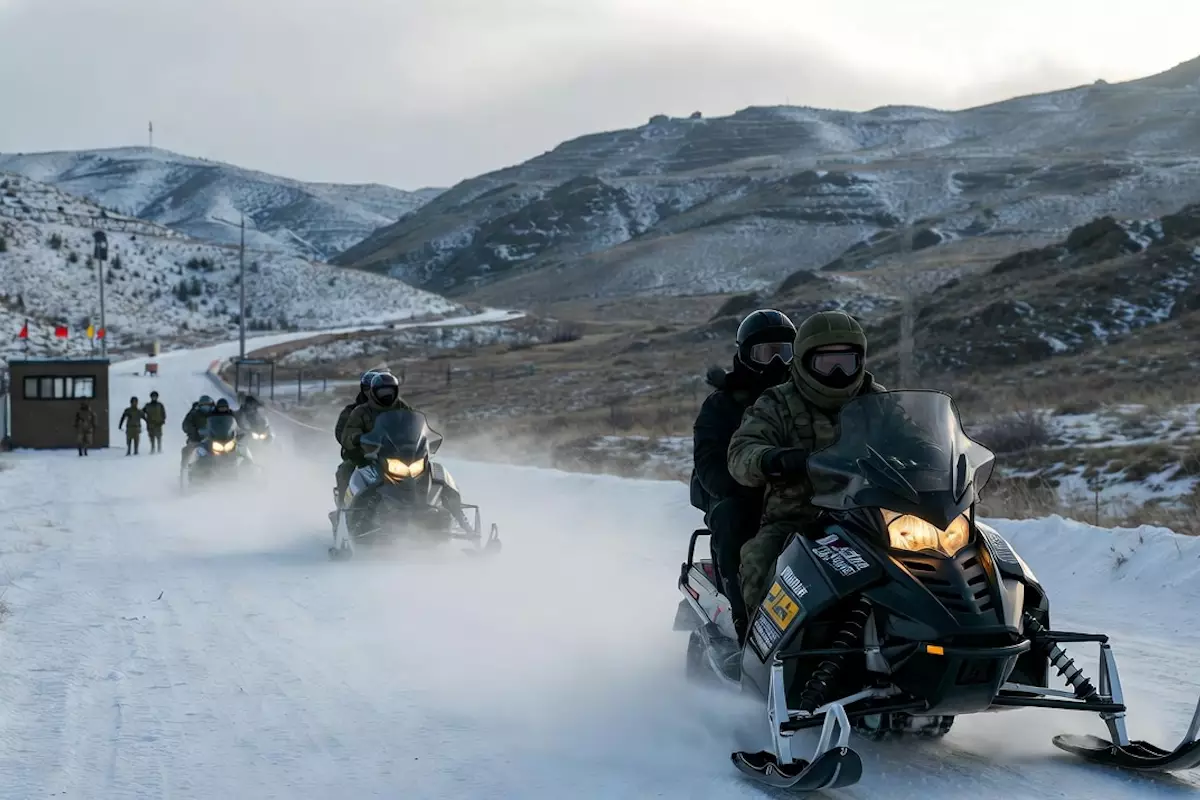 Снегоходы, поддельные печати, чужие фамилии: полиция раскрыла схемы нелегальной миграции