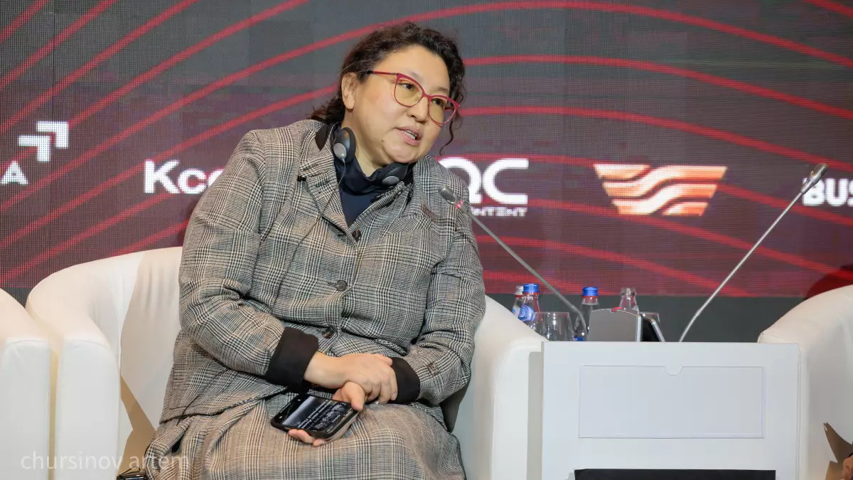 "Үйде 5 есе көп жұмыс істейді": Әйелдердің мансап жолында қандай кедергілер бар?