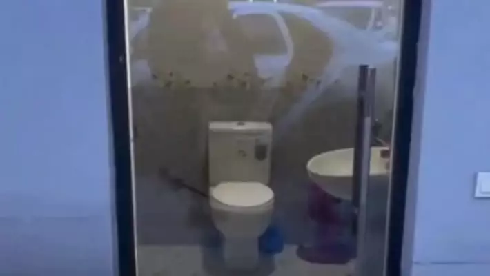 Власти Ахангарана объяснили ситуацию с прозрачным туалетом на заправке