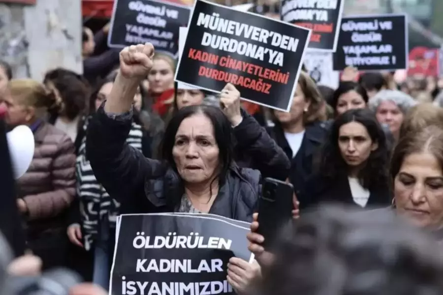 Өзбекстандық әйелдің басы шабылған мәйіті табылған: Түркияда мыңдаған әйел наразылыққа шықты