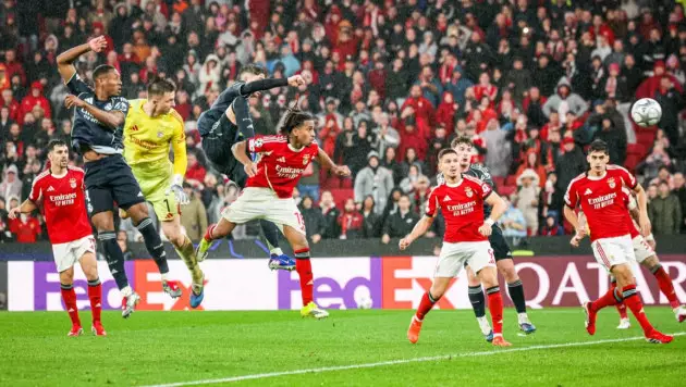 Клуб Моуринью благодаря голу вратаря на 98-й минуте обыграл "Реал" и вышел в плей-офф ЛЧ