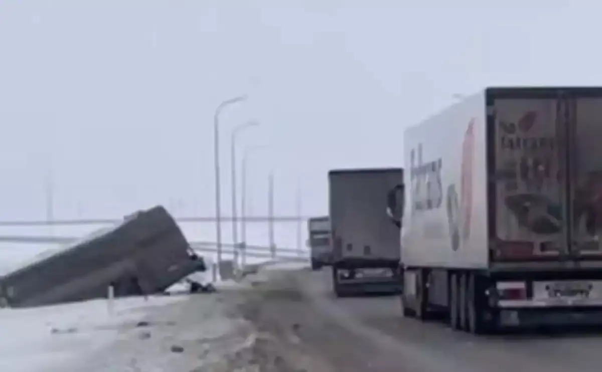 Қызылордада шетел азаматтары мінген автобус жүк көлігімен соқтығысты