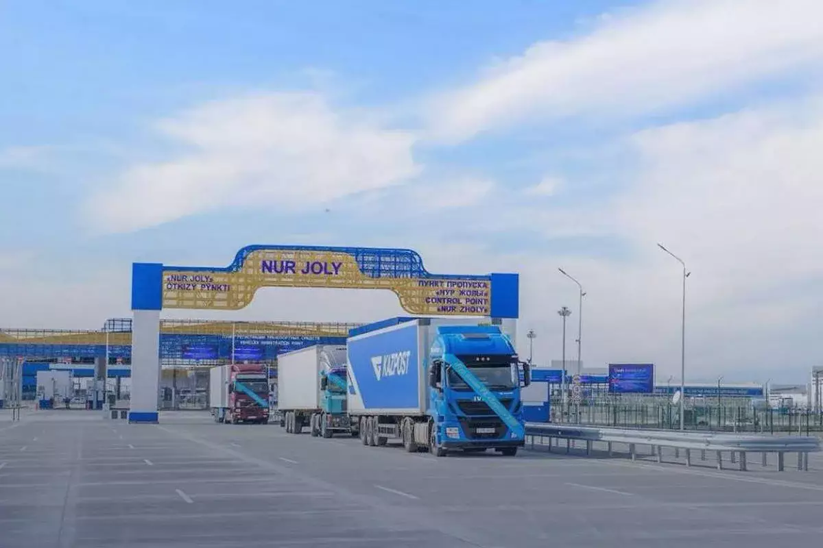 На три дня закроют автомобильные пункты пропуска на границе Казахстана с Китаем