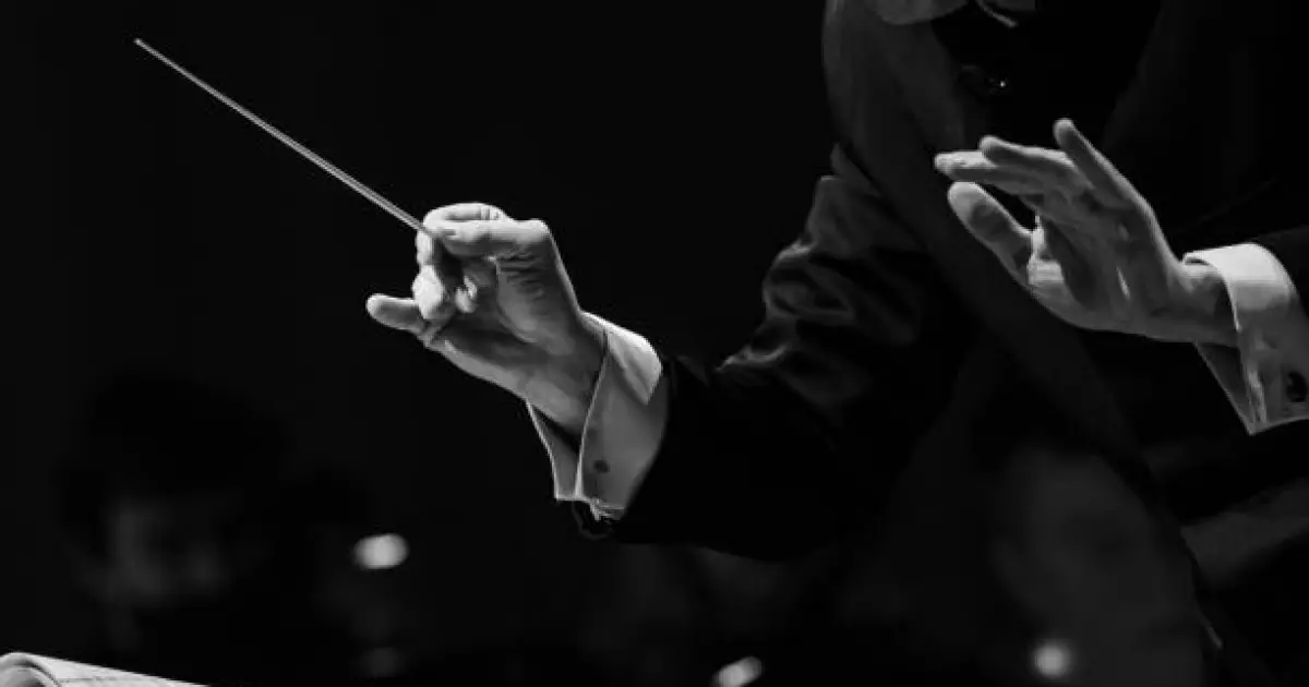   Ол құр қол бұлғаушы емес: Дирижердің сіз білмейтін 4 құпиясы   