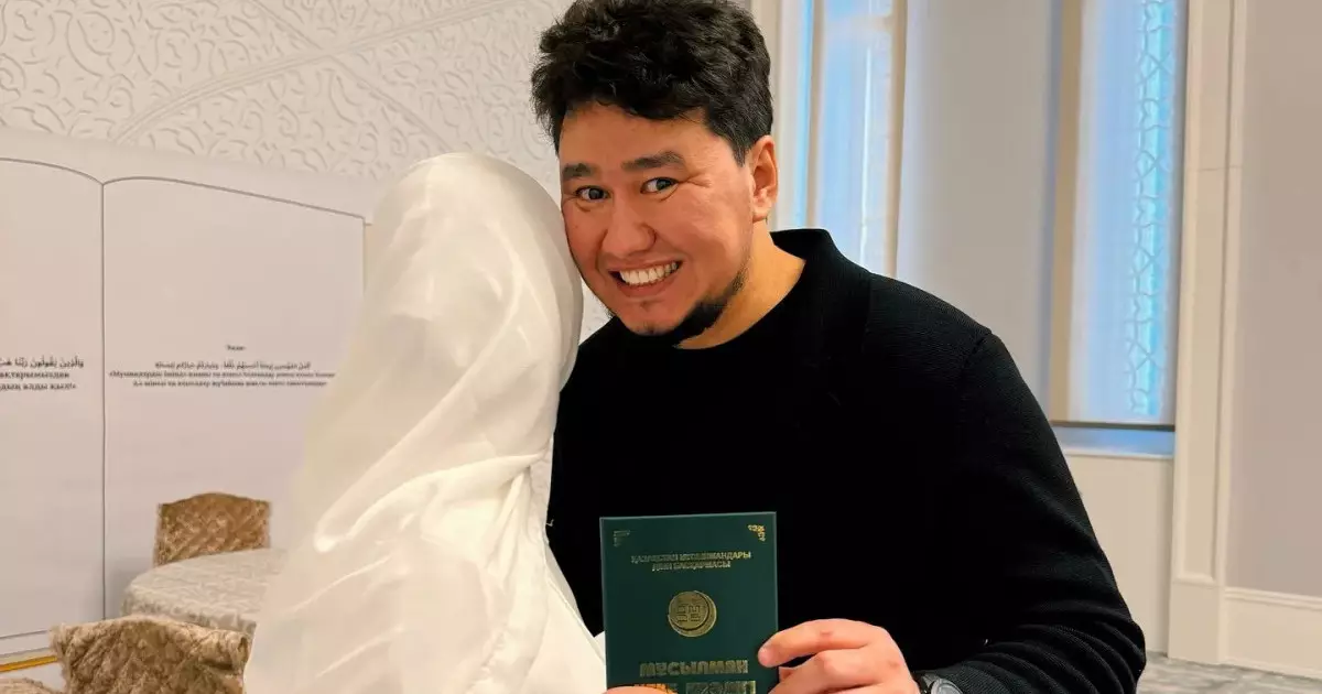  «Өгей бала туғанындай болмайды»: Жахан Отарғалиевтің әйелі актердің отбасындағы шынайы болмысын ашып айтты (ВИДЕО) 