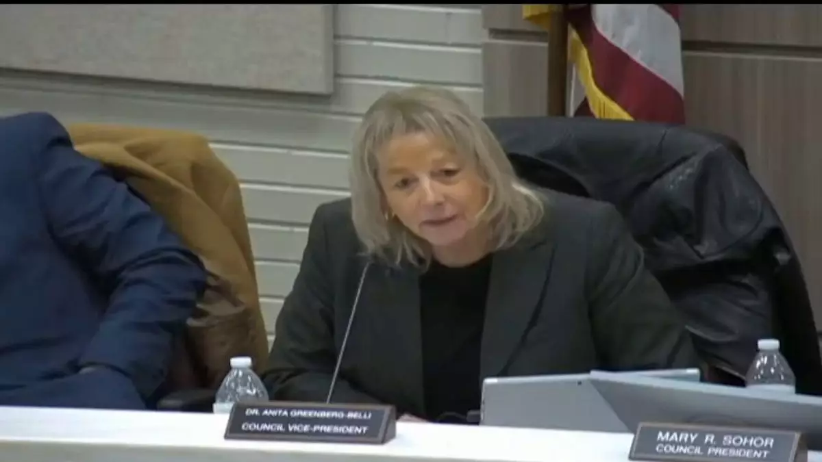 Член городского совета Нью-Джерси осудила «невежество» сравнения агентов ICE с нацистами во время жаркого собрания.