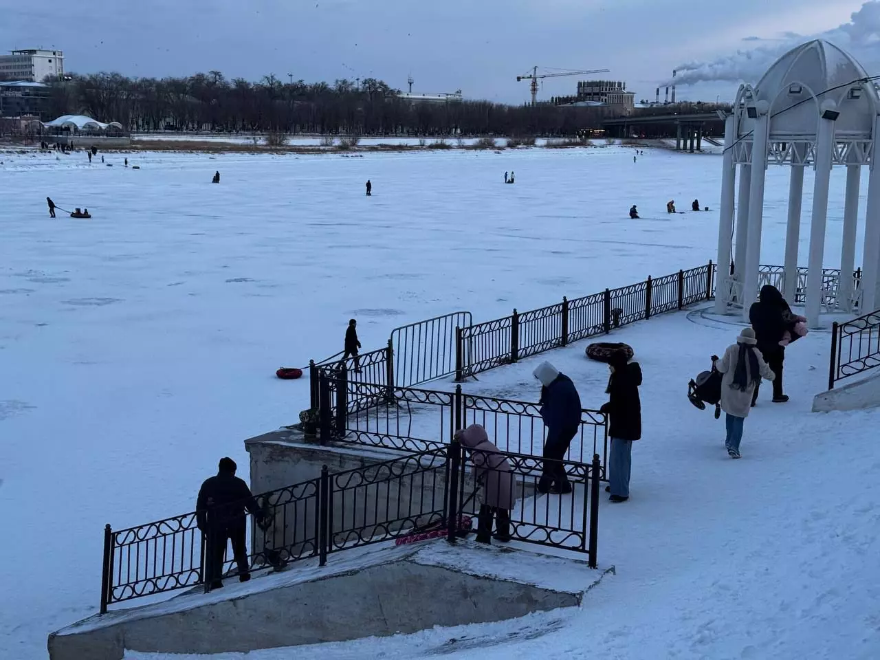 Лёд с разными правилами: кого в Атырау пускают на реку, а кого — нет?