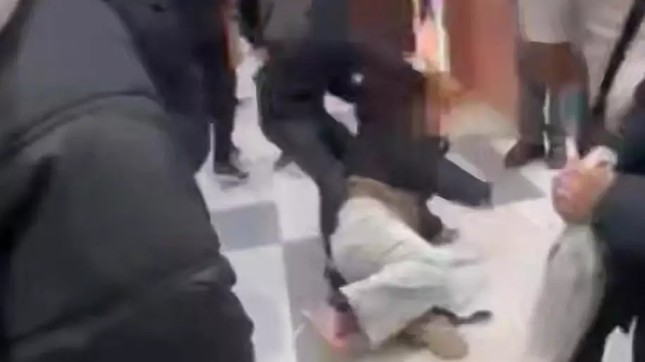 Ақтауда сауда орталығында жасөспірімдер қыз баланы жабылып ұрып кетті