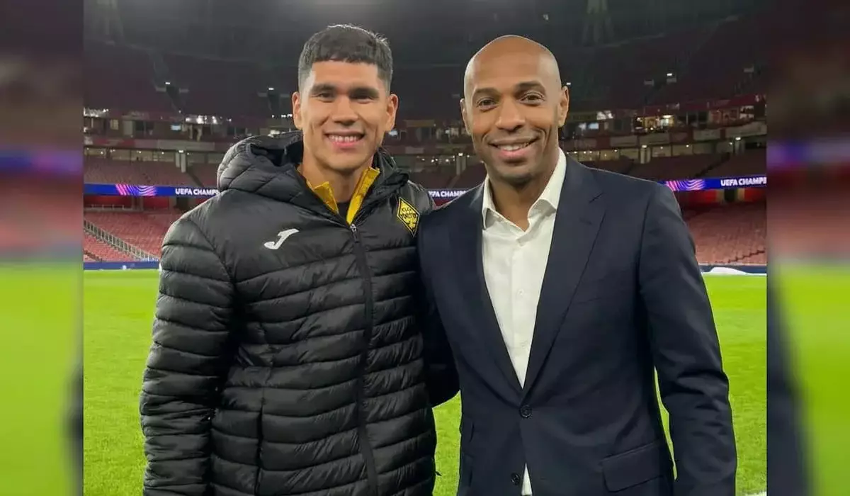 Анарбеков опубликовал фото с кумиром детства и легендой «Арсенала»