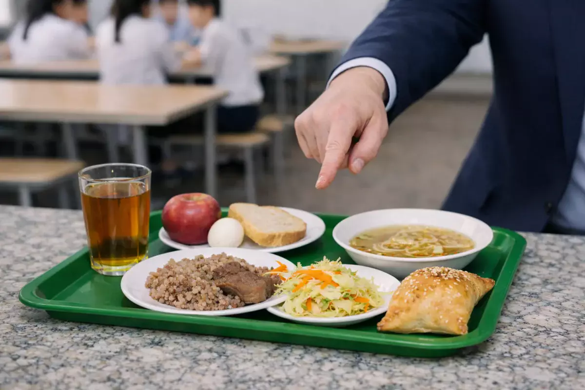 «Ешьте сами»: в Кыргызстане чиновников заставили съесть испорченную школьную еду