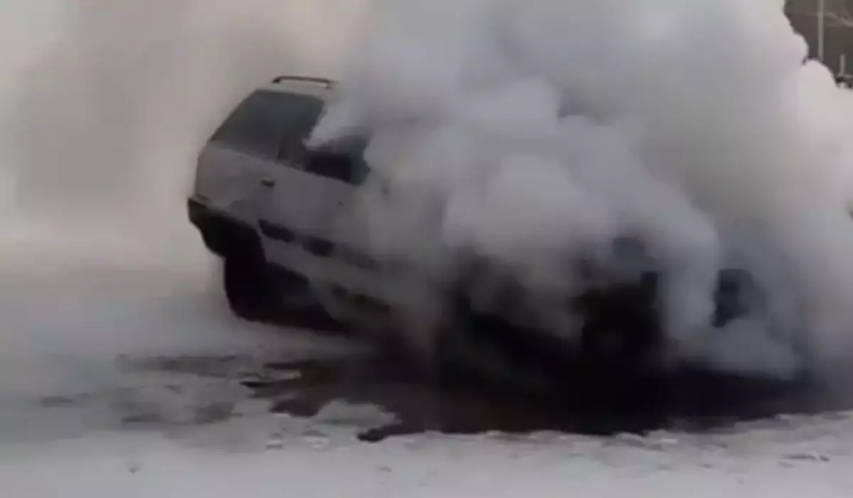 Қарағандының қақ ортасында жеңіл көлік өртеніп кетті