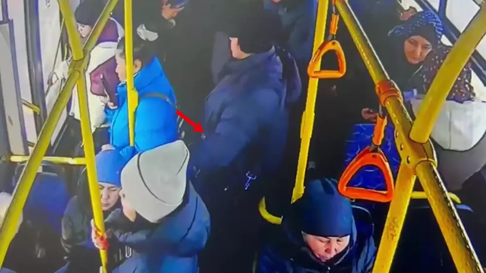 Кража на 4 миллиона тенге в автобусе Алматы попала на видео