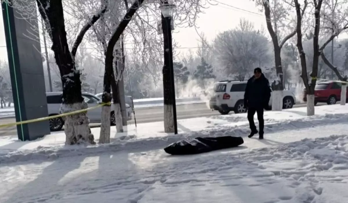 Мужчина скончался на улице в центре Караганды