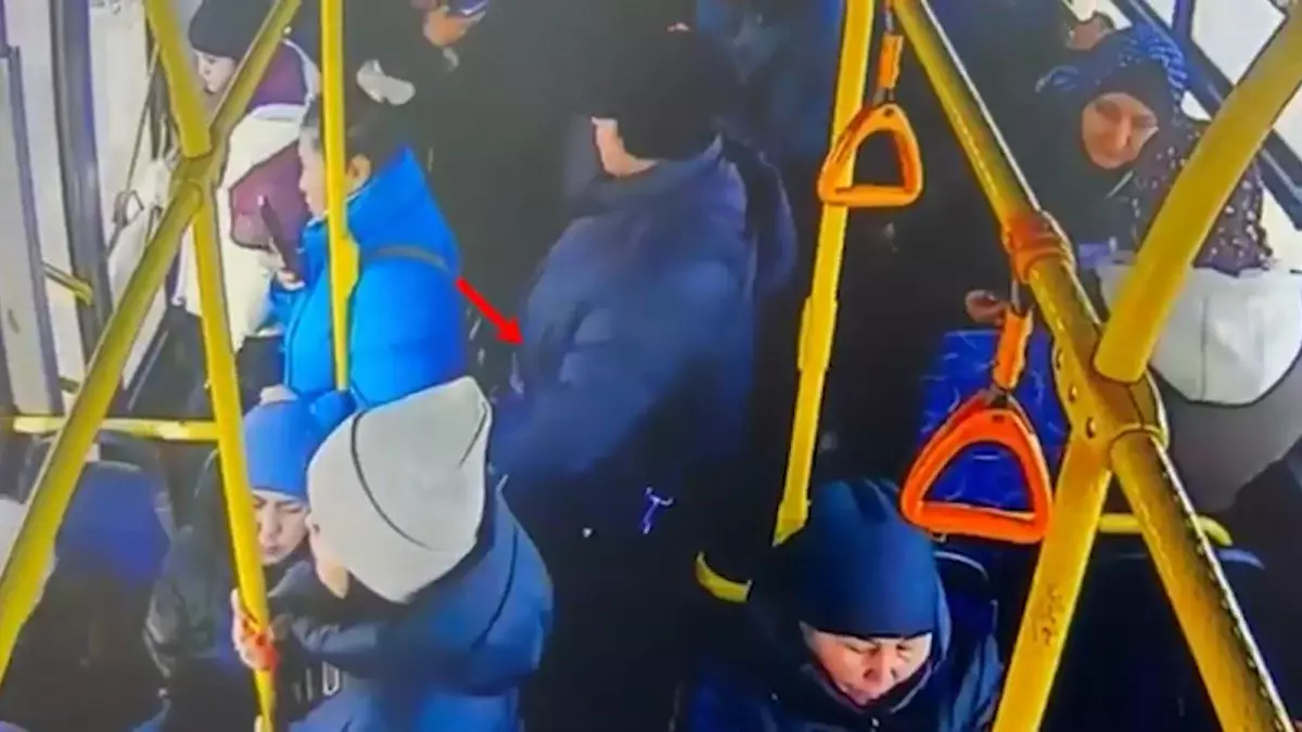 Кража нескольких миллионов тенге в автобусе Алматы попала на видео