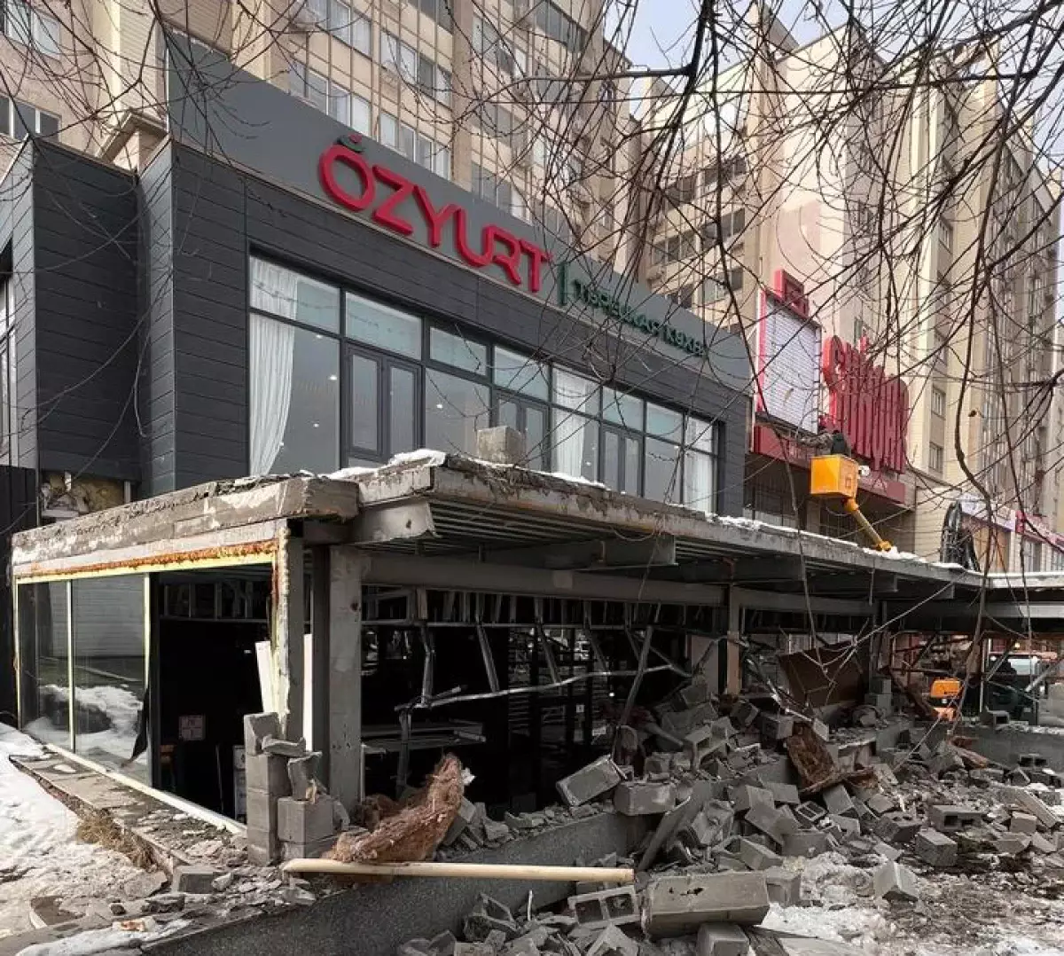 В Алматы снесли очередную незаконную пристройку