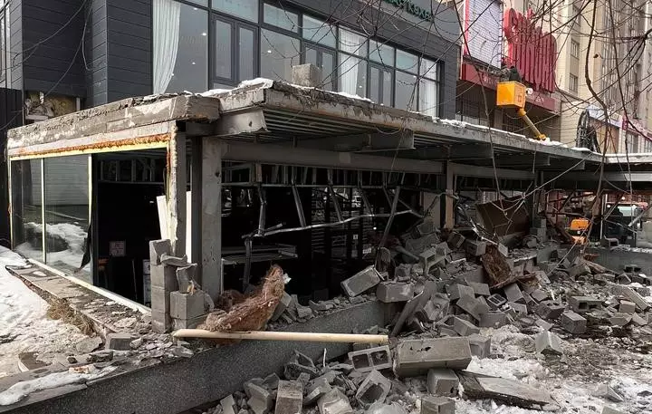 Незаконную постройку снесли в Алматы