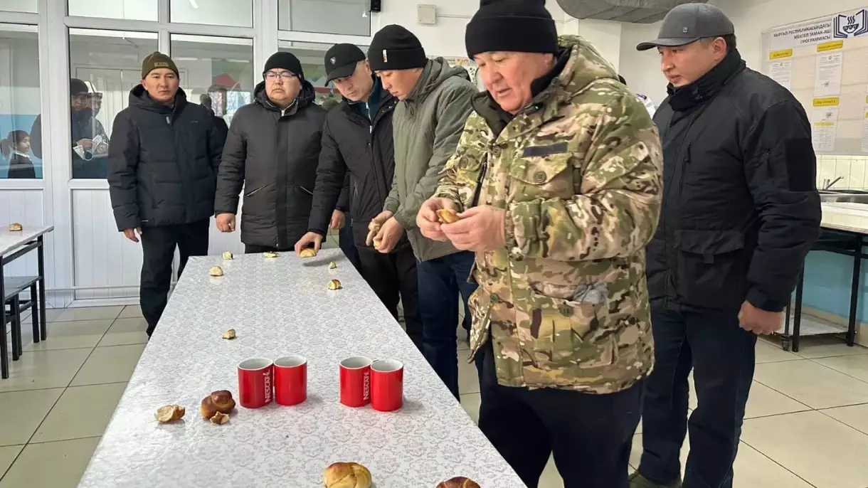 Әкім мектептің сапасыз тамағын шенеуніктерге жегізді