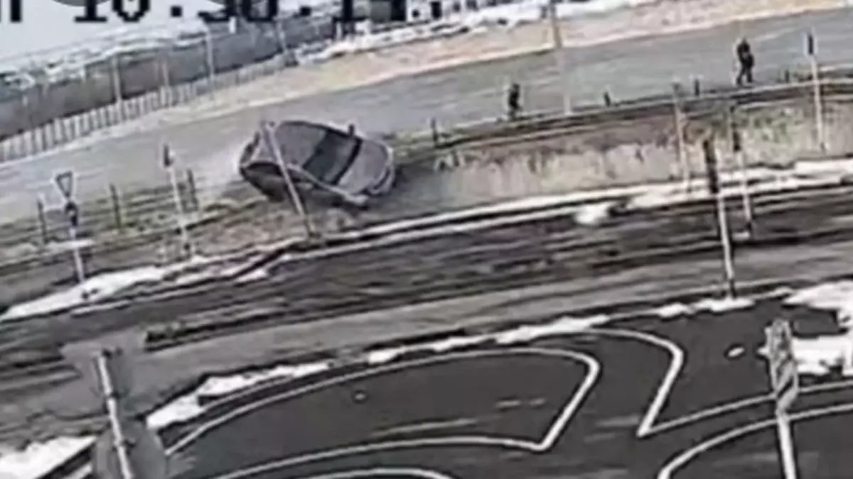 Шымкент автодромында көлікпен аударылып қалған қыздың апат сәтіндегі видеосы тарады