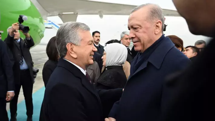 Шавкат Мирзиёев с супругой прибыл в Турцию с визитом