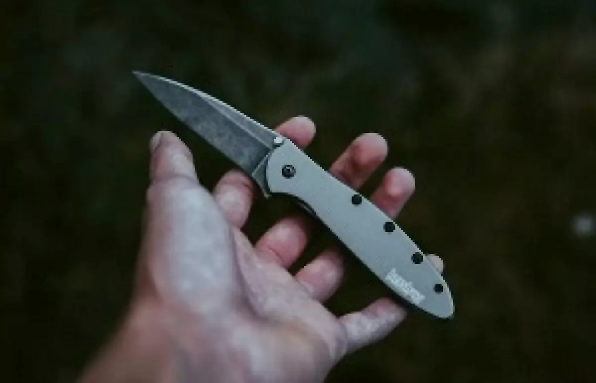 Белгісіз ер адам келіншекті бауыздап кеткен: қала тұрғындары сыртқа шығуға қорқып отыр