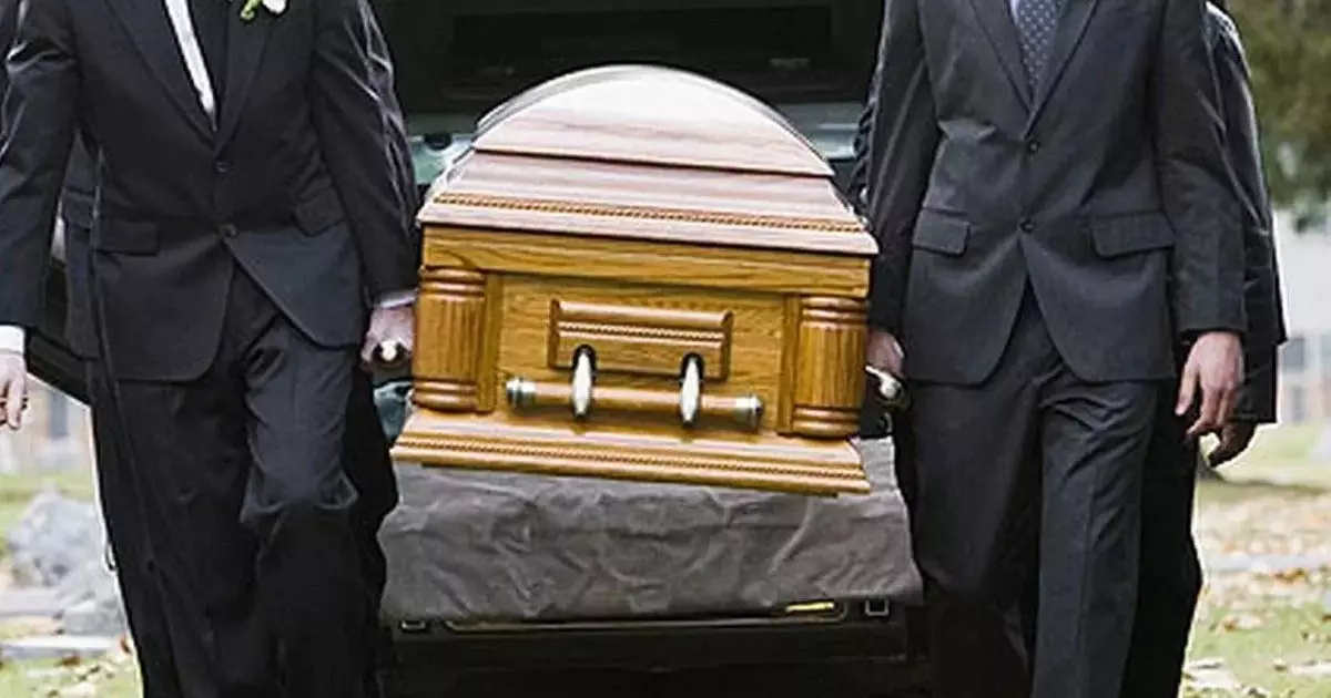  30 жыл бойы әке-шешесінің мәйітін мұздатқышта сақтап келген ер адамға қатысты күтпеген дерек ашылды 