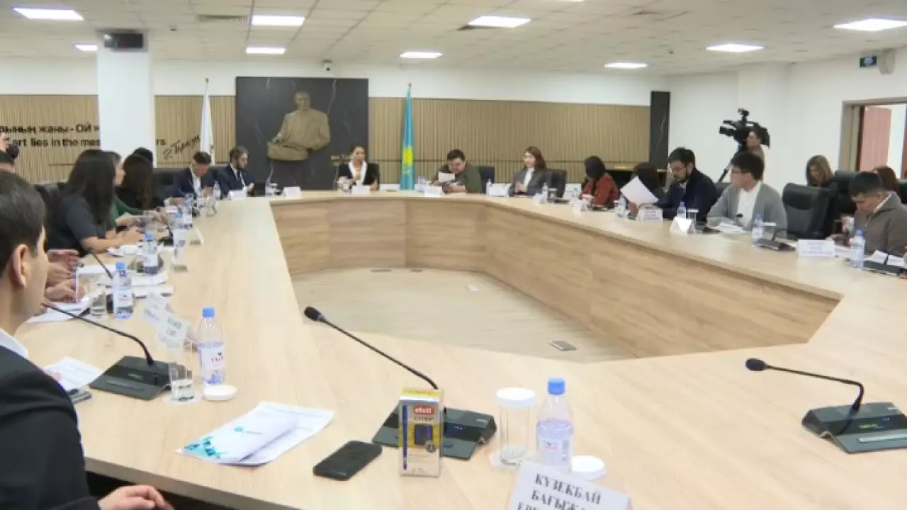 Участие молодежи в политической жизни страны обсудили в Астане