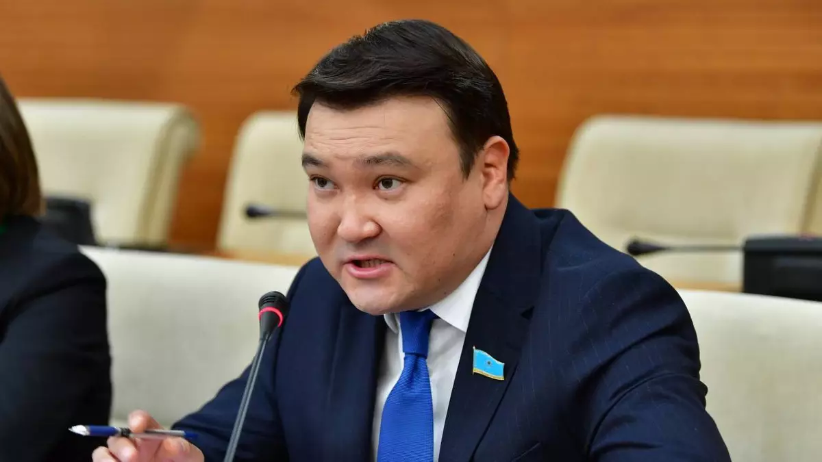 Нағыз тартыс кәсіби партиялар арасында болу керек – Мақсат Толықбай