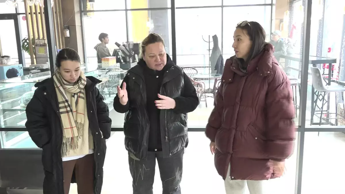 Ақшамызды қайтарсын, уәдеден шаршадық: Алматыда бірыңғай абонемент сатып алған ата-аналар бас көтерді