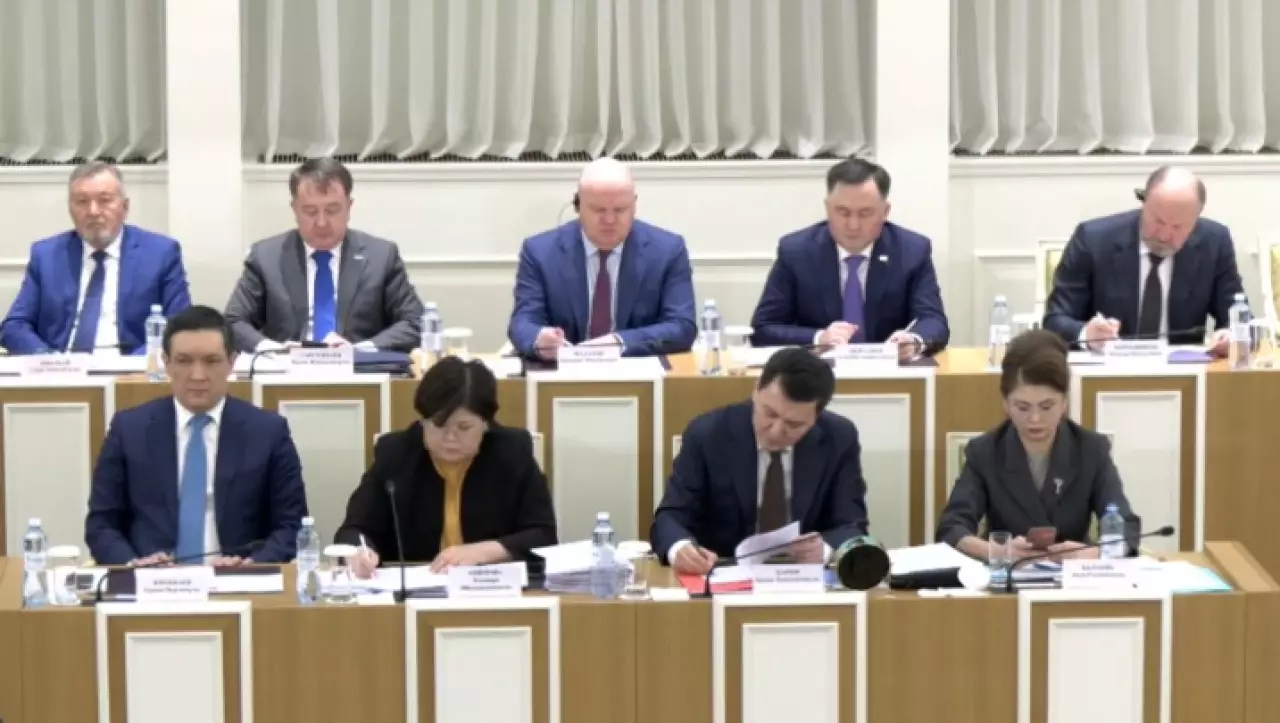 Принять новую Конституцию РК предложили члены комиссии