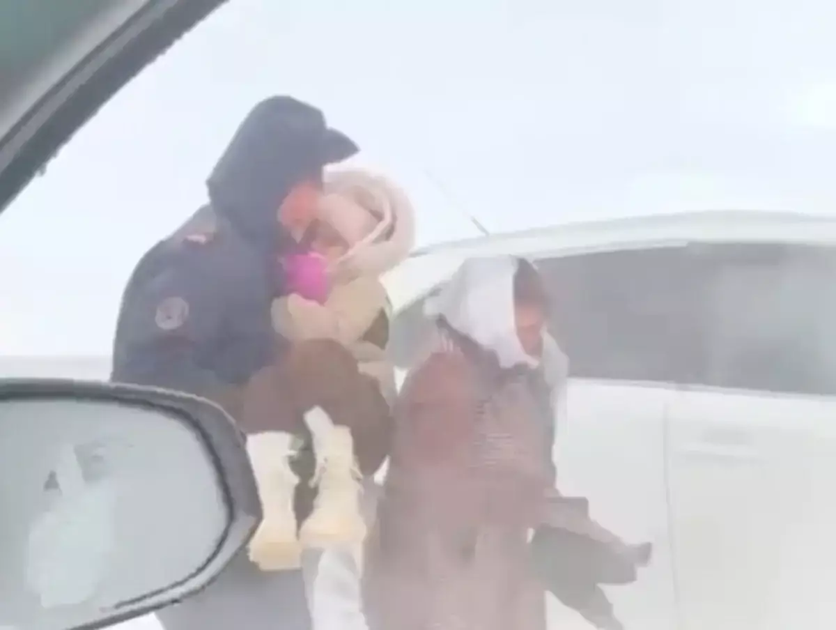 В Мангистау автомобиль с женщиной и детьми попал в снежный занос - новости на Lada.kz 29.01.2026