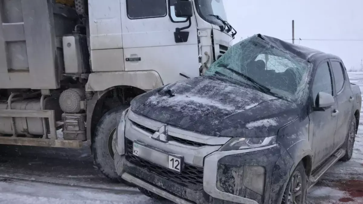 Жаңаөзен маңында екі көлік соқтығысып, бір жолаушы мерт болды