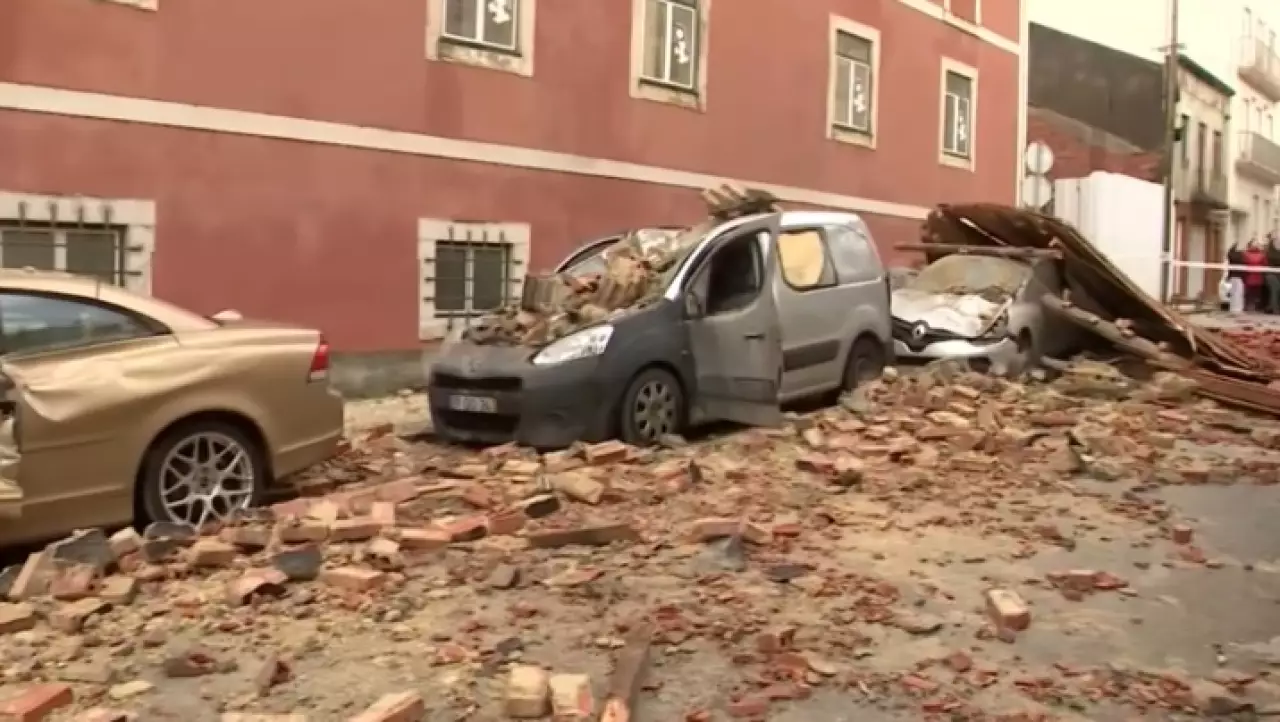 Шторм «Кристин» унес жизни 5 человек в Португалии