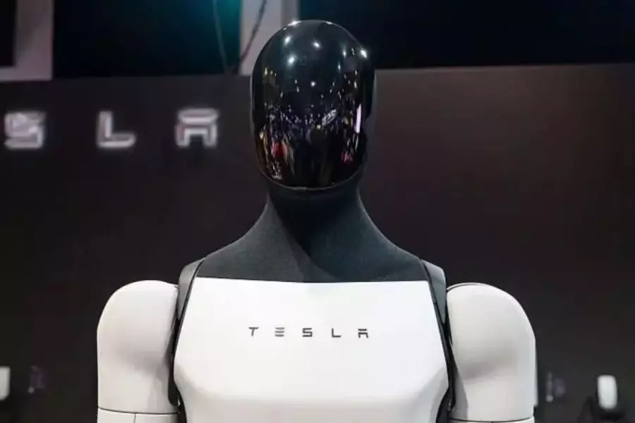 Tesla адамтәрізді роботтар өндірісі үшін электромобильдер қатарын қысқартады