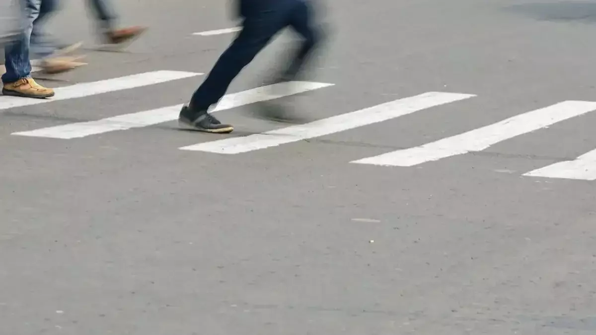 Өскеменде жаяу жүргіншілер өткелінен өтіп бара жатқан екі әйелді көлік қағып кетті