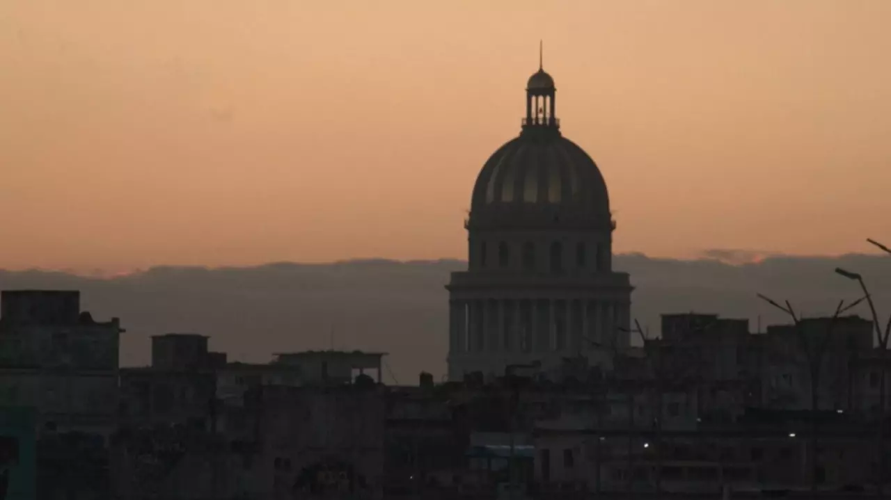 АҚШ Кубаға мұнай сатқандарға тариф енгізеді