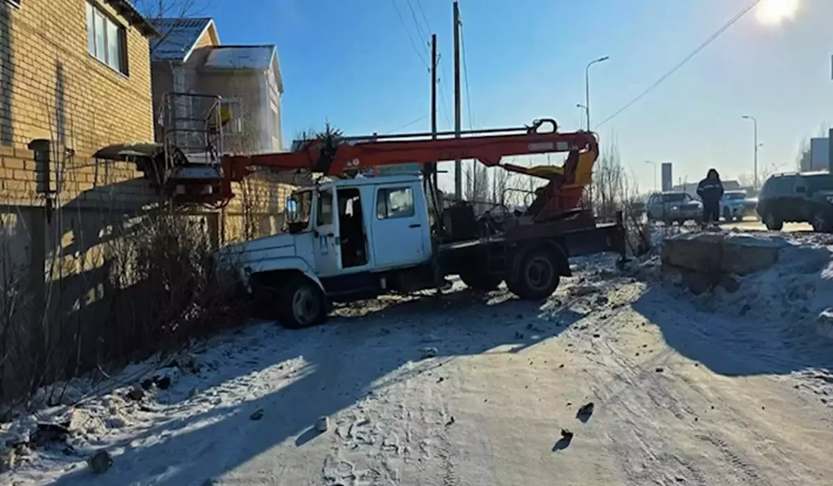 Спецтехника едва не протаранила забор частного дома в Актобе (ВИДЕО)