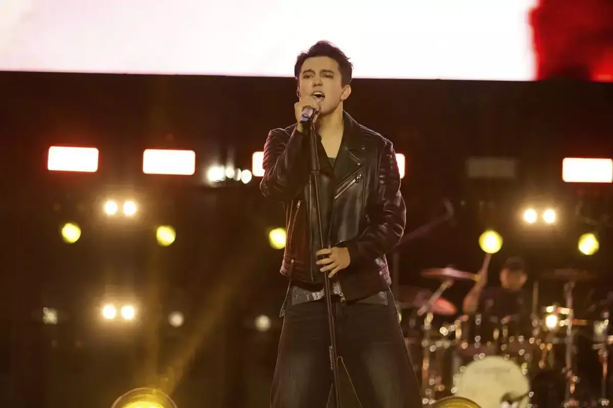 Поклонница из Чили удивила Димаша Кудайбергена исполнением кюя на домбре