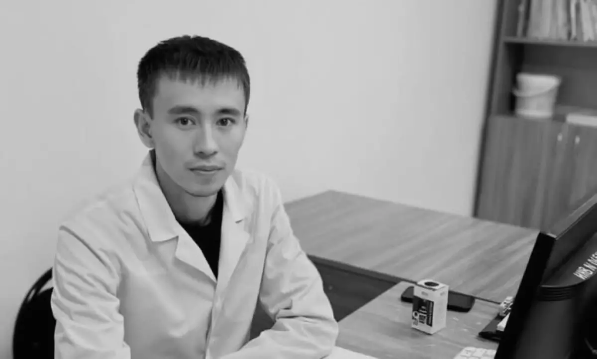«Бақұл бол...»: Жаңаөзенде өлтірілген дәрігерге әріптестері жазба арнады (ФОТО)
