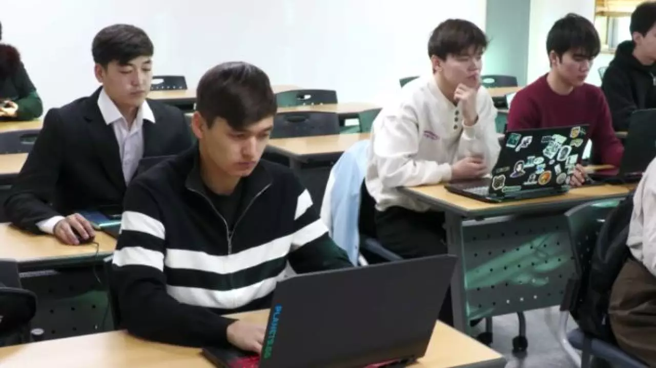 Казахстанские студенты изучают ИИ в Корее