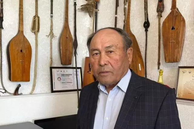 Кәмел Жүністегі. Қазан астында