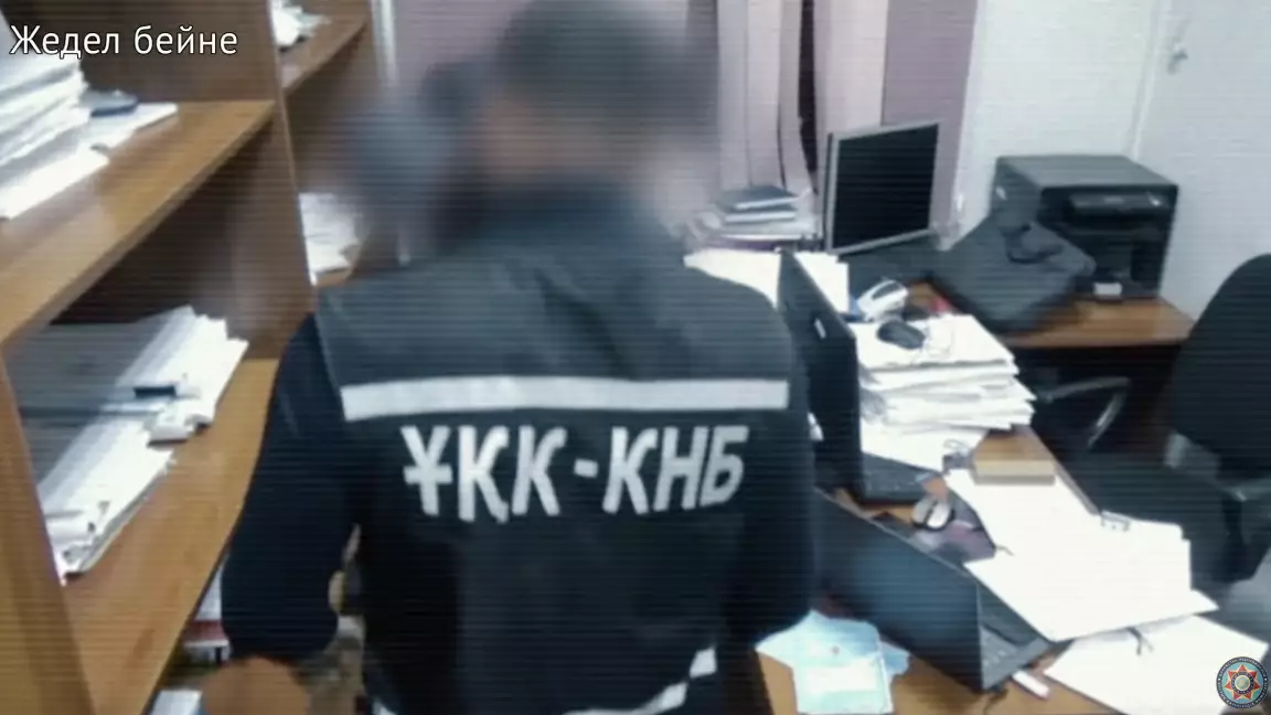 Мұғалімдерге аттестаттаудан өтуге көмектесіп, ақша алған: ШҚО-да шенеунік ұсталды