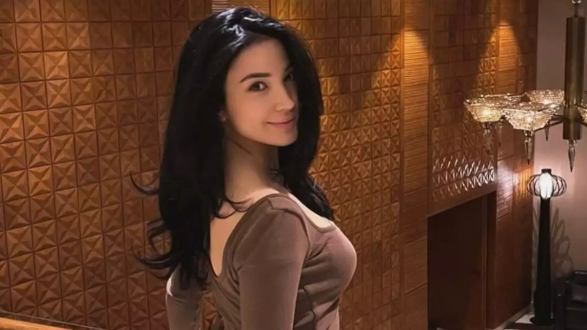 «Енем ұрып, қорлық көрсетті»: Танымал блогер алғаш рет отбасылық сырын ашты (ВИДЕО)